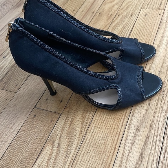 Tahari Black Loretta Peep Toe Cutout Heels Size 6.5 - Picture 4 of 7